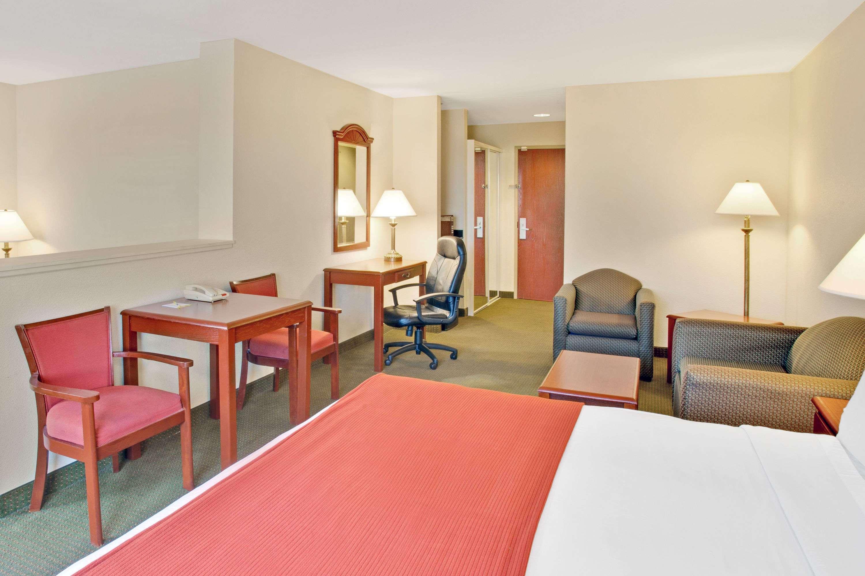 Days Inn & Suites By Wyndham Laurel Near Fort Meade Bagian luar foto