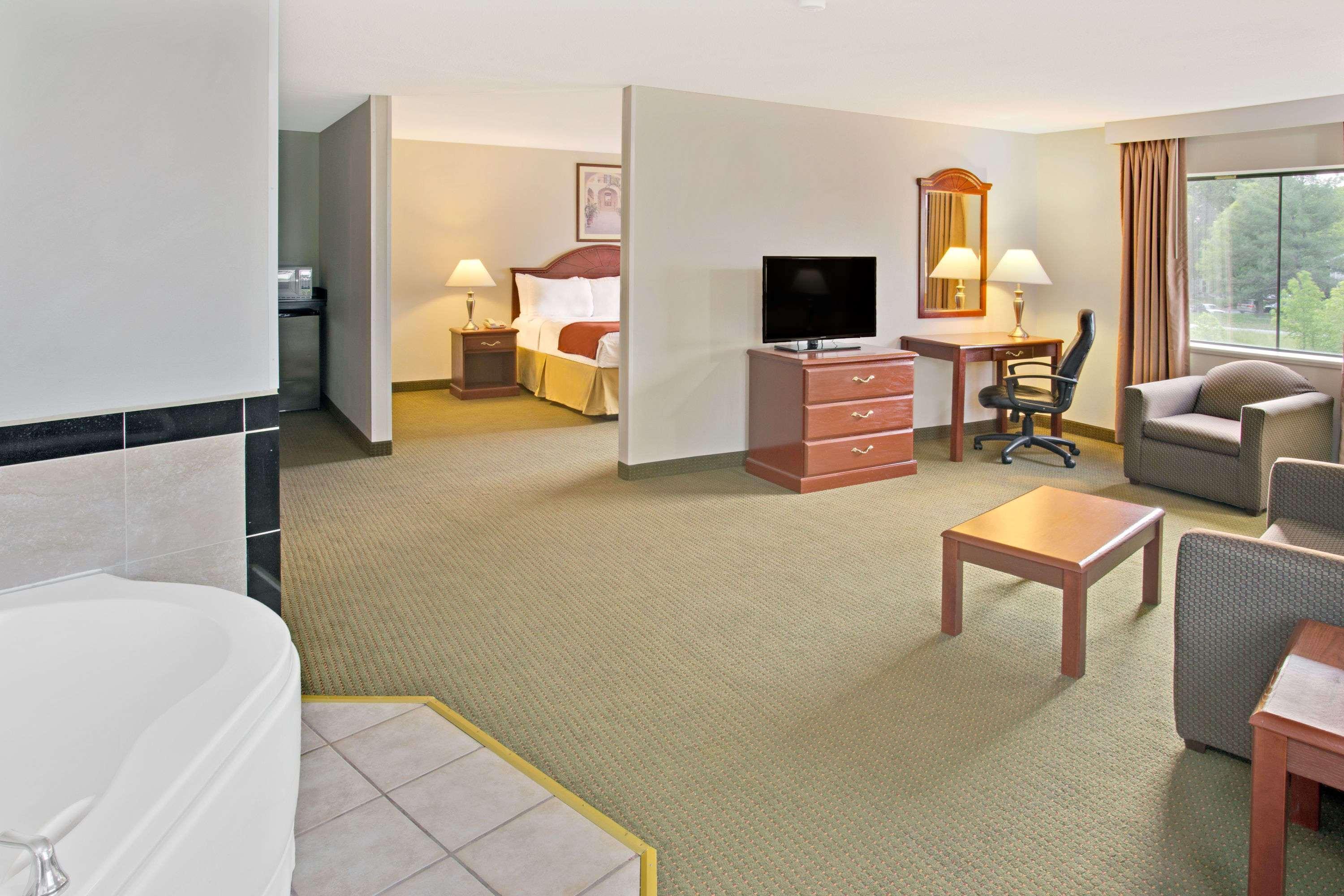Days Inn & Suites By Wyndham Laurel Near Fort Meade Bagian luar foto