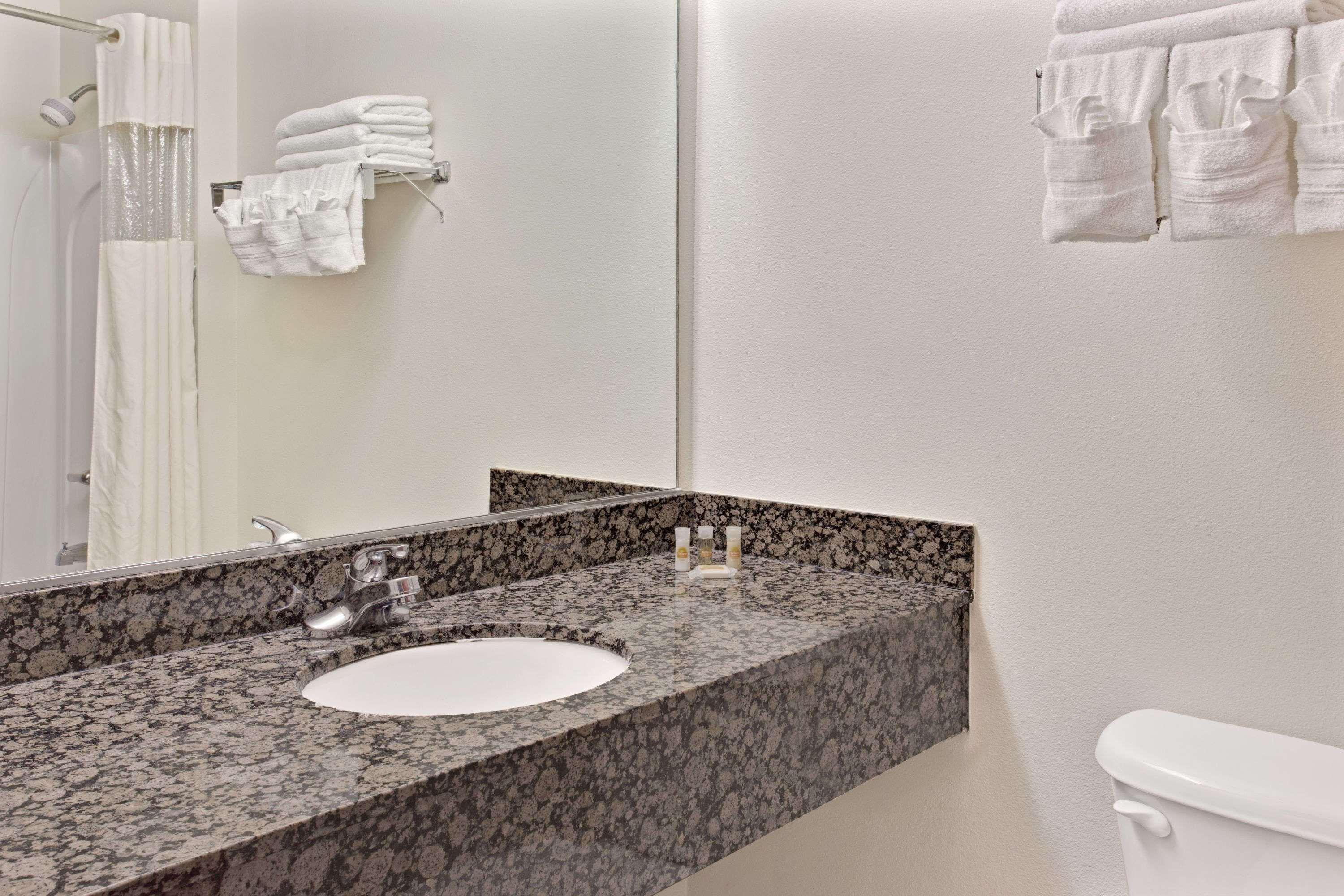 Days Inn & Suites By Wyndham Laurel Near Fort Meade Bagian luar foto