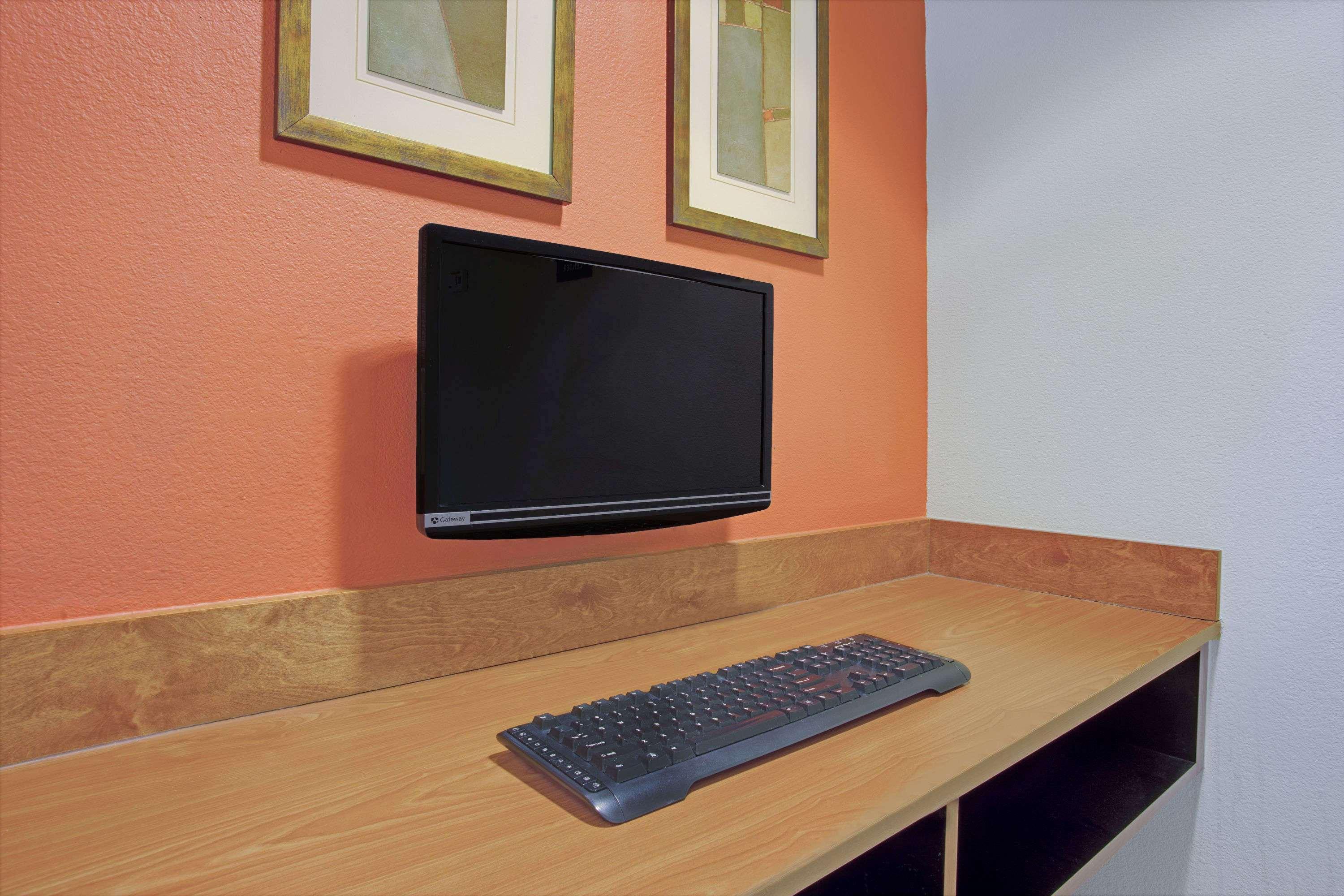 Days Inn & Suites By Wyndham Laurel Near Fort Meade Bagian luar foto