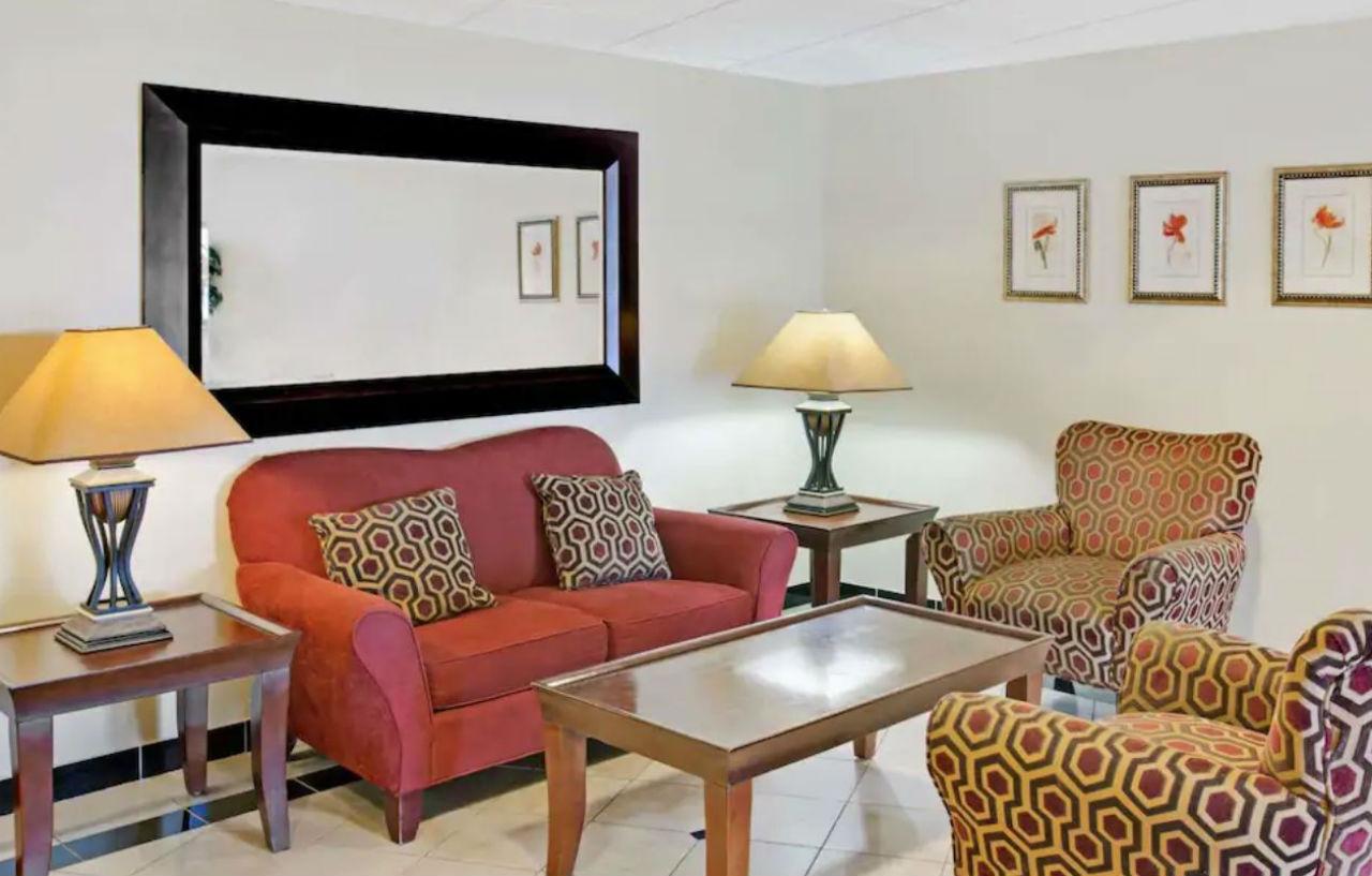 Days Inn & Suites By Wyndham Laurel Near Fort Meade Bagian luar foto